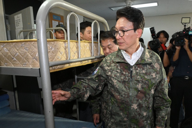 공군 부대 찾은 민주당 김민석 대표(사진=연합뉴스)