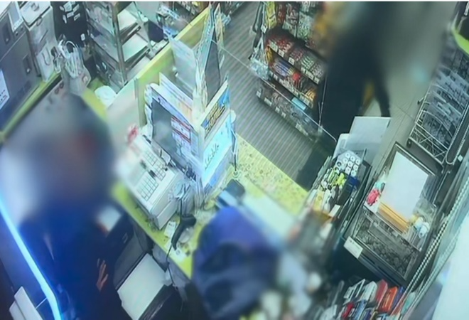 편의점에서 종업업이 거부하자 피의자가 범행을 포기하고 나가는 장면.(제공=부산경찰청)