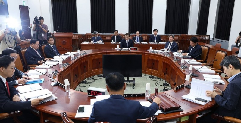 의사봉 두드리는 이양수 정보위원장(사진=연합뉴스)