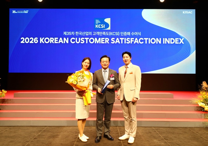 김이배 제주항공 대표이사(사진 가운데)가 30일 호텔신라 서울에서 진행된 ‘제35차 한국산업의 고객만족도(KCSI) 인증패 수여식’에서 한국산업의 고객만족도(KCSI) 국내선항공 부문 1위 선정을 기념하며 사진 촬영을 하고 있다.(사진=제주항공)