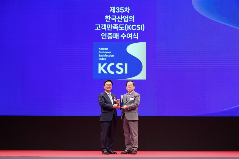 30일 서울 중구 소재 호텔신라에서 열린 2026년 한국산업의 고객만족도 인증패 수여식에서 롯데렌탈 대표이사 직무대행 김경봉 전무(오른쪽)와 한수희 KMAC 대표이사가 기념사진을 촬영하고 있다.(사진=롯데렌탈)