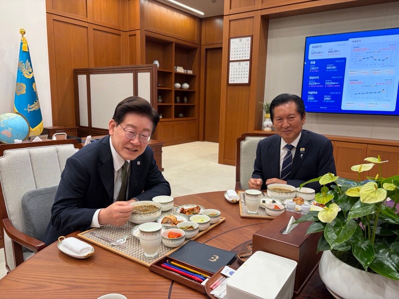 이재명 대통령이 1일 청와대에서 더불어민주당 정청래 전 대표와 만찬을 하고 있다. 사진=연합뉴스