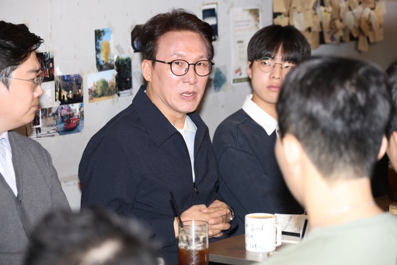 더불어민주당 김민석 대표가 3일 부산 부산진구 전포동의 한 카페에서 열린 청년 간담회에서 발언하고 있다. 사진=연합뉴스