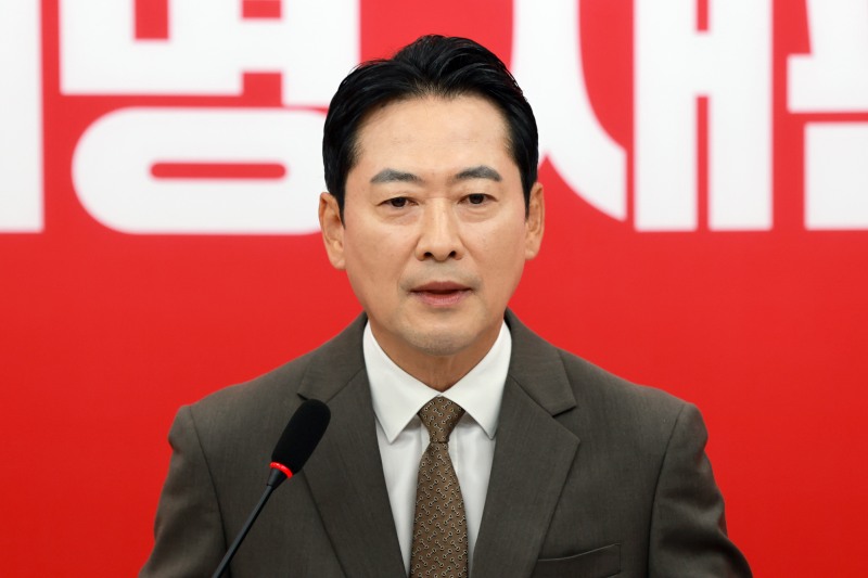 국민의힘 장동혁 대표가 5일 국회에서 DMZ 지뢰 폭발 사건과 우크라이나와의 외교 마찰, 김지용 중대범죄수사청 임명 논란 등 현안과 관련해 기자회견하고 있다. 사진=연합뉴스