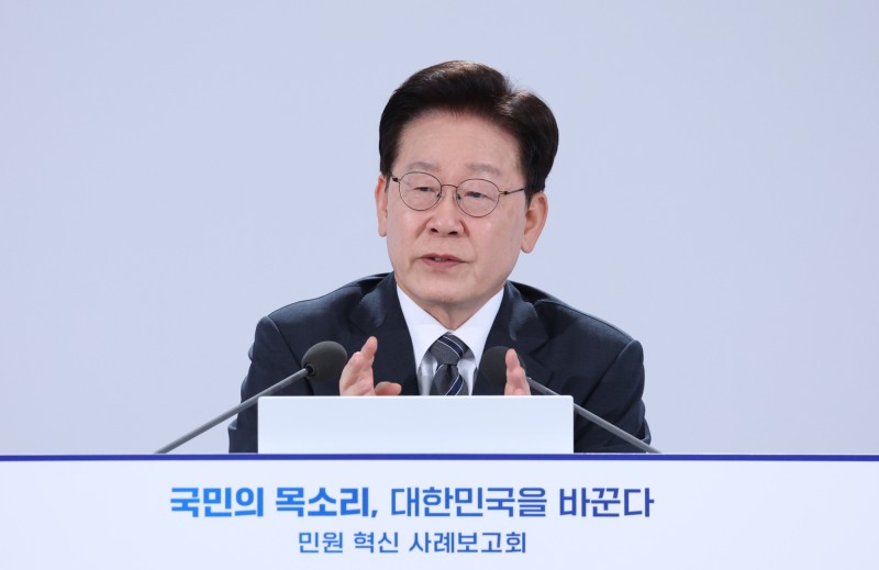 이재명 대통령이 2일 세종특별자치시에서 열린 민원혁신 사례보고회에서 모두발언을 하고 있다. 사진=연합뉴스