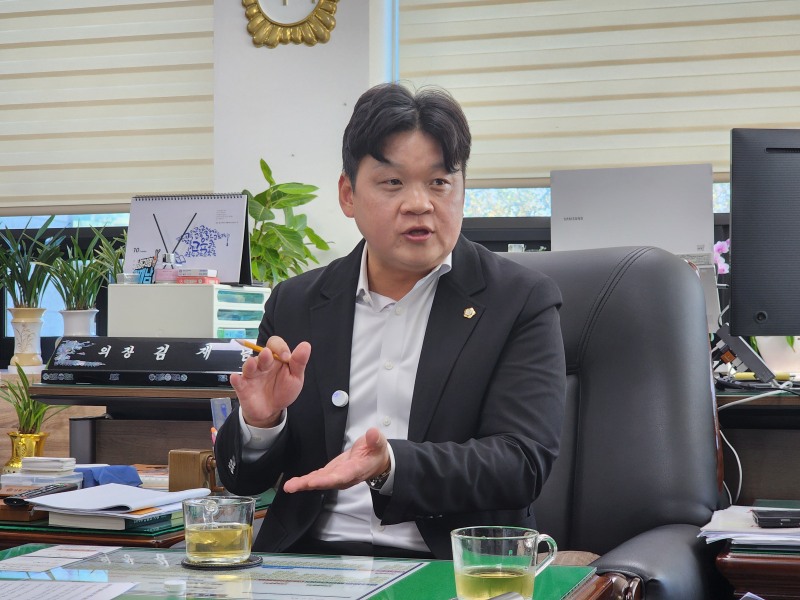 김재남 인천 남동구의회 의장이 지난 6일 대한기자연합회와 취임 100일 인터뷰를 하고 있다.(사진: 대한기자연합회)