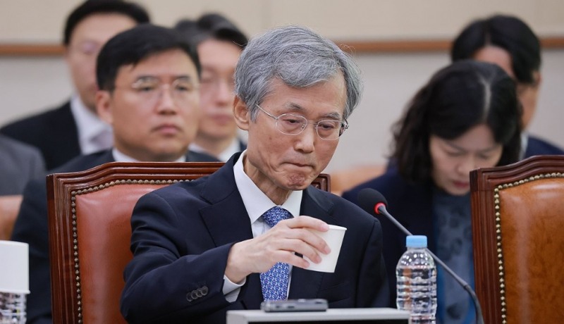 목 축이는 조희대 대법원장(사진=연합뉴스)