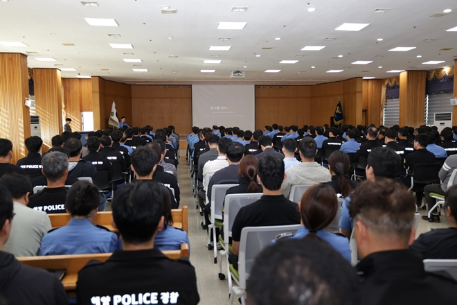성대훈 서장이 10월 7일 직원들을 대상으로 특별교육을 하고 있다.(사진제공=부산해양경찰서)
