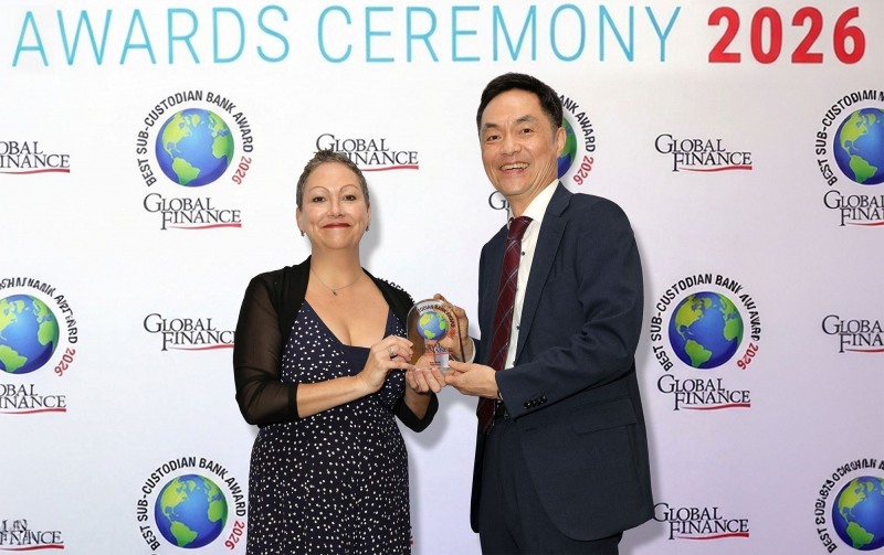 하나은행은 지난 9월 29일(현지 시각) 글로벌 금융·경제 전문지 '글로벌파이낸스'가 선정하는 '2026년 베스트 서브커스터디언' 에 선정됐다. 이 날 시상식에 참석한 하나은행 직원이 기념 촬영을 하고 있다. 사진=하나은행