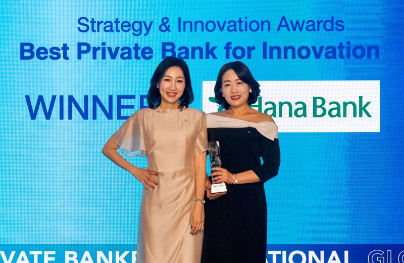 시상식에서 개인부문을 수상한 이지혜 Gold PB팀장(사진 왼쪽)과 한영숙 Gold PB부장(사진 오른쪽)이 상패를 들고 기념촬영을 하고 있다. 사진=하나은행
