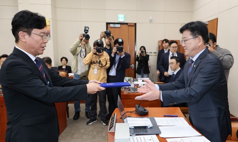선서문 제출하는 김영훈 고용노동부 장관(사진=연합뉴스)
