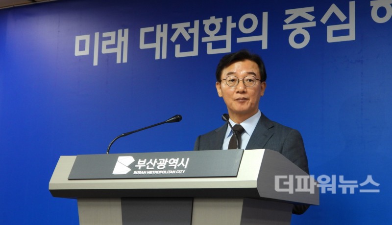 전재수 부산시장이 14일 문화 현안 브리핑 중 퐁피두 분관 건립 중단 사유를 설명하며 굳은 표정을 짓고 있다. (사진=김지윤 기자)