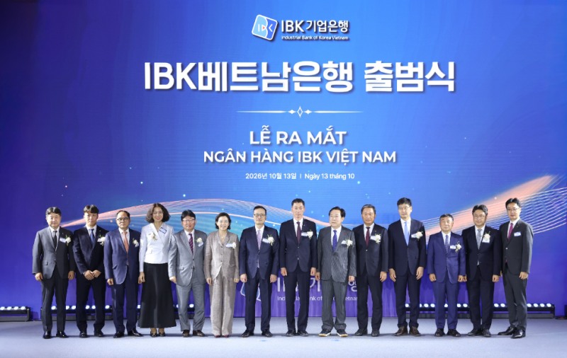 지난 13일 베트남 하노이에서 개최된 'IBK베트남은행 출범식'에서 (왼쪽 여섯 번째부터) 이미연 주베트남 대한민국 대사, 팜꽝중 베트남 중앙은행 부총재, 장민영 IBK기업은행장, 김기문 중소기업중앙회 회장, 고태연 주베트남한국상공인연합회 회장, (맨 오른쪽) 박경일 IBK베트남은행 법인장 등이 기념촬영을 하고 있다. 사진=IBK기업은행