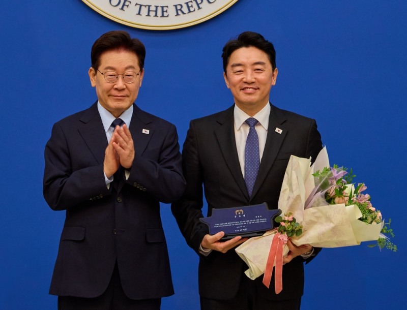 이재명 대통령, 강훈식 전 비서실장에 공로패 수여(사진=연합뉴스)