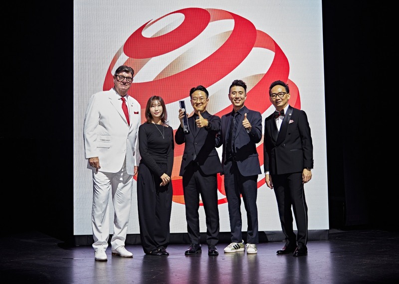 (왼쪽부터) 레드닷 CEO 피터 젝, 한국타이어 '아이플렉스 Gen2' 프로젝트 담당자 3명, 레드닷 아시아태평양지역 사장 켄 쿠.(사진=한국타이어)