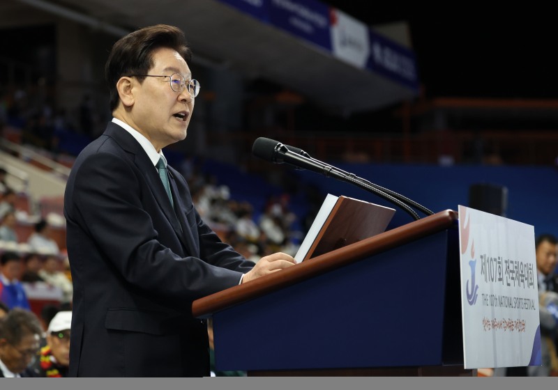 이재명 대통령이 16일 제주월드컵경기장에서 열린 제107회 전국체육대회 개회식에서 기념사를 하고 있다. 사진=연합뉴스