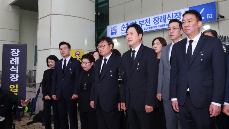 국민의힘 장동혁 대표가 18일 경기 부천시 순천향대학교 부천병원 장례식장에 마련된 부천 공장 화재 순직 고(故) 김진석 소방위의 빈소 조문을 마친 뒤 발언하고 있다.(사진=연합뉴스)