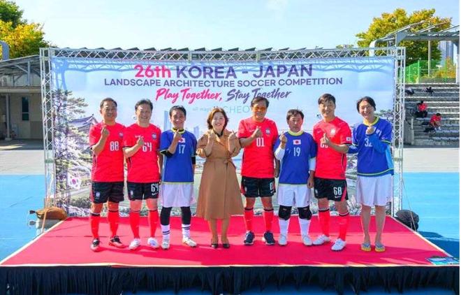 한국조경협회장 및 한․일 집행부 기념사진(사진=한국조경협회)