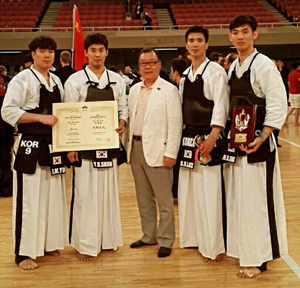 서부경찰서 형사과 경사 손경희(사진 왼쪽에서 두번째).(제공=대구경찰청)