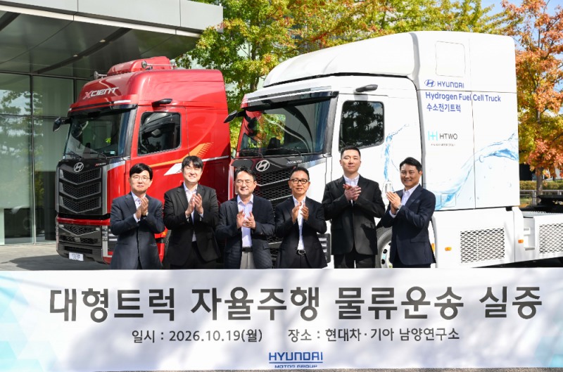 ‘레벨 4 자율주행 트럭 물류 운송 사업 실증’ 업무협약식에서 (왼쪽부터) 현대글로비스 미래물류기술센터 한규헌 상무, 라이드플럭스 박중희 대표, 현대차 글로벌상용&LCV 사업본부 박철연 전무, 현대차•기아 상용LCM담당 박상현 부사장, 마스오토 박일수 대표, 현대모비스 통합구매실 남석윤 상무가 기념사진을 촬영하고 있다.(사진=현대자동차)
