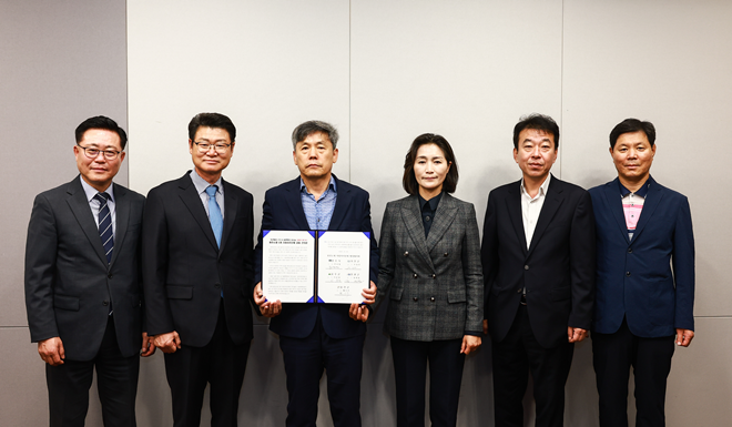 원전소재 지자체 행정협의회가 공동 건의문을 제출 후 기념촬영을 하고 있다. 왼쪽부터 박근식 영광군 부군수, 황이주 울진군수, 김현권 고준위방사성폐기물 관리위원회 위원장, 우성빈 기장군수, 최혁준 경주시 부시장, 박두진 울주군 에너지정책과장.(사진제공=부산 기장군)