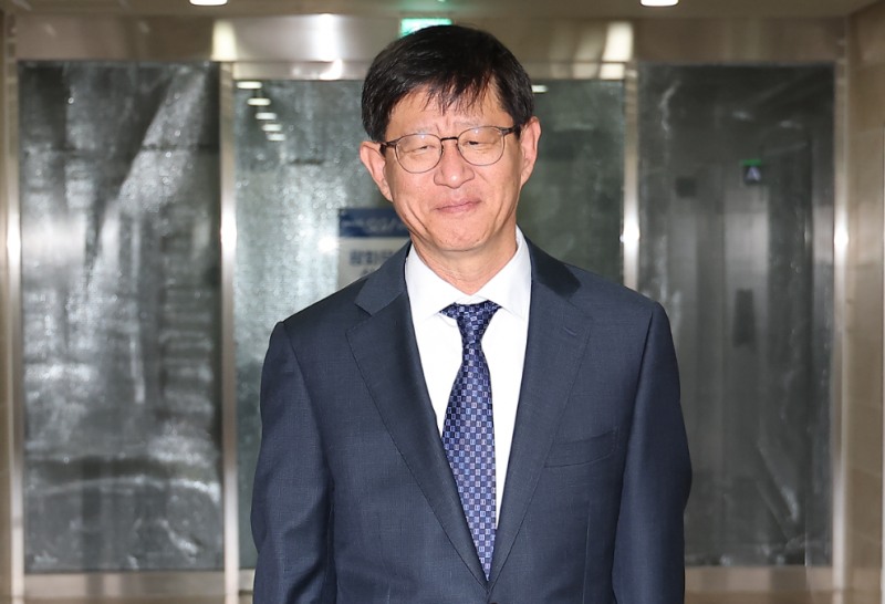 사무실 출근하는 최길수 특별감찰관 후보자(사진=연합뉴스)