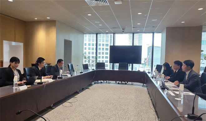 10월 21일 일본 인사원을 방문한 공노총 이기행 수석부위원장(우측)이 관계자들과 이야기를 나누고 있다.(사진제공=공노총)