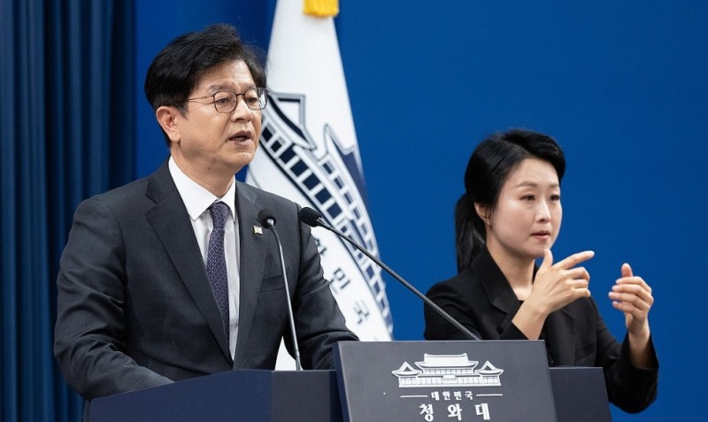 인사관련 설명하는 성기홍 홍보소통수석(사진=연합뉴스)