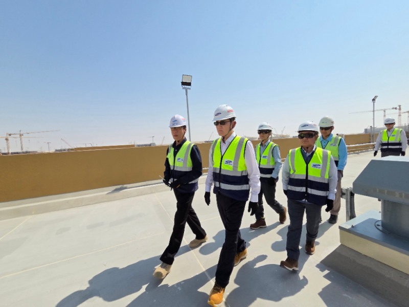 10월 21일(현지 시각 기준) 아랍에미리트(UAE)에 있는 알 다프라 (Al Dhafra) 가스화력발전소 건설 현장에 방문한 이재용 삼성전자 회장이 공사 주요 구간을 둘러보고 있다. 사진=삼성전자
