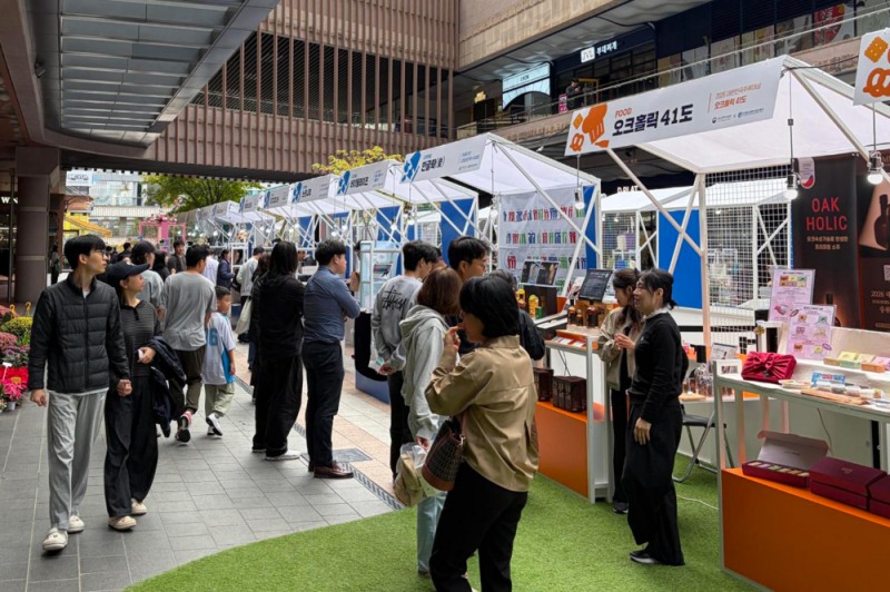 지난 25일 아브뉴프랑 광교점에서 열린 창업기업 오프라인 기획전 ‘스타터스 아틀리에’를 찾은 방문객들이 참여기업 제품을 살펴보고 있다.(사진=호반그룹)