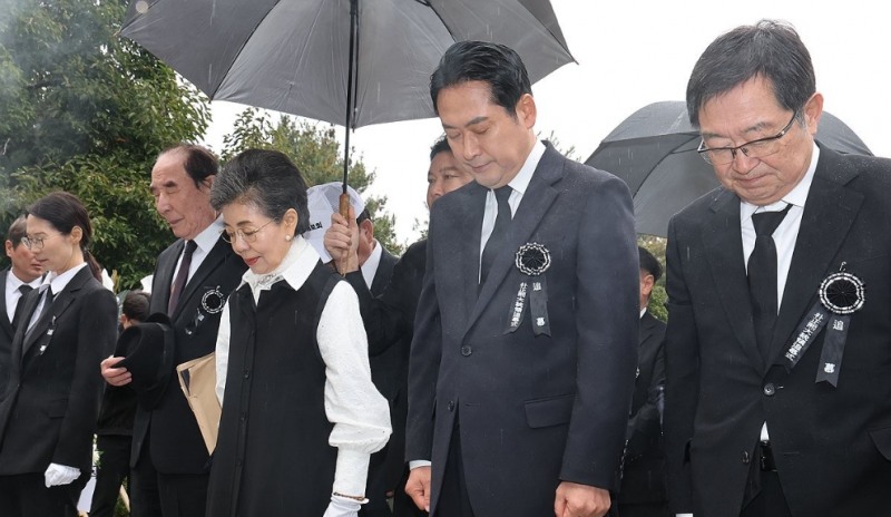 박정희 전 대통령 추모식에 참석한 인사들이 묵념을 하고 있다.(사진=연합뉴스)