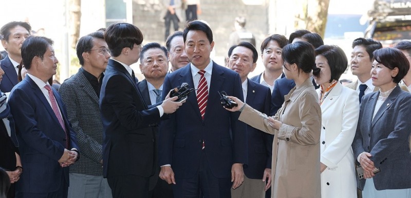 항소심 법정 향하는 오세훈 서울시장과 동료 의원들(사진=연합뉴스)