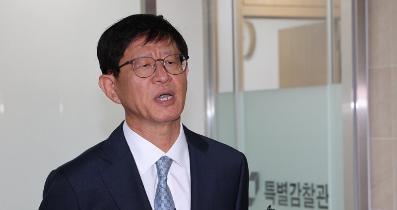 취재진 질문에 답변하는 최길수 특별감찰관(사진=연합뉴스)