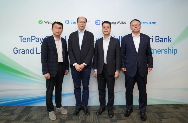 왼쪽부터 삼성전자 MX사업부 디지털월렛팀장 채원철 부사장, 텐페이 글로벌 제임스 양(James Yang) CEO, 텐센트 금융기술부문 다니엘 홍(Daniel Hong) 부사장, 우리은행 정진완 은행장. 사진=삼성전자