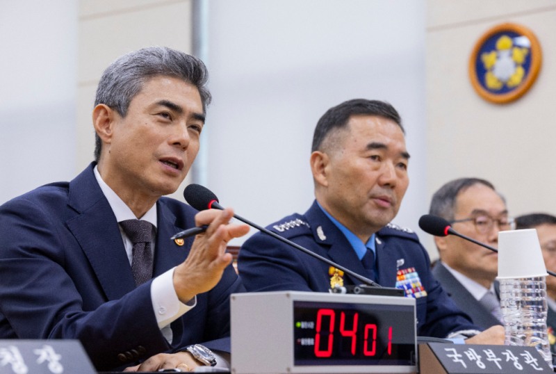 국회 국방위 종합 국정감사에서 답변하는 강신철 국방부 장관(사진=연합뉴스)