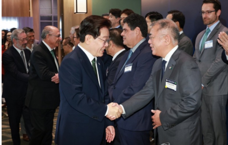 이재명 대통령 브라질 국빈방문 당시 열린 비즈니스 테이블서 악수하는 정의선 현대차 회장(사진=연합뉴스)