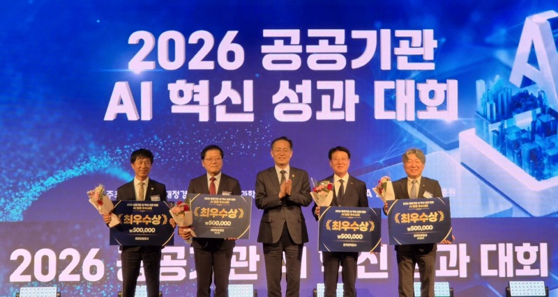 ▲좌측에서 세번째 이형일 부총리, 네번째 정치교 한전 안전&영업배전부사장(사진=한전 제공)