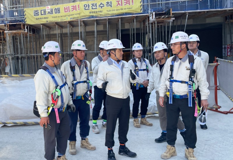 중흥토건 김해근 대표이사(왼쪽에서 세 번째)가 경기 양주시 ‘양주역 중흥S-클래스’ 공사 현장에서 안전 점검을 진행하는 모습.(사진=중흥그룹)