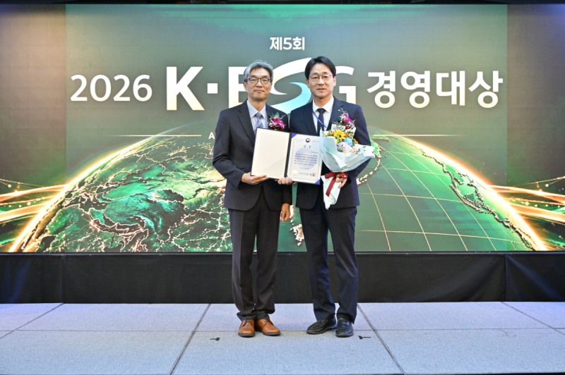 ▲오른쪽 한국전력 박창률 기획처장(사진=한전 제공)