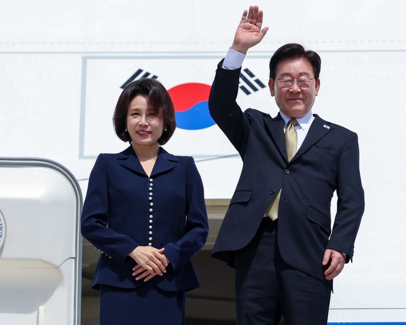 멕시코 국빈방문을 마친 이재명 대통령과 김혜경 여사가 26일(현지시간) 멕시코시티 펠리페 앙헬레스 국제공항 공군 1호기에서 환송객에게 인사하고 있다. 사진=연합뉴스