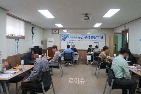 출소예정자들이사복을착용하고면접에임하고있다.(사진제공=울산구치소)