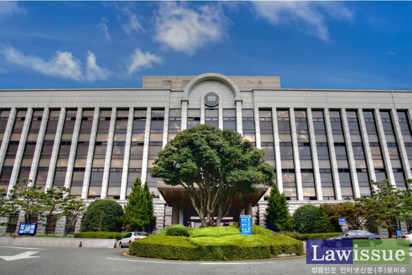 창원지법, 편의점 여종업원 강제추행ㆍ성기 노출 징역 8월