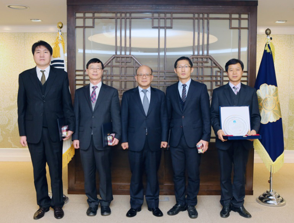표창장 수여식을 마치고 기념사진을 촬영한 모습. 왼쪽부터 이동규 변호사, 이경민 변호사,박한철 헌법재판소장, 박준영 변호사, 박정교 변호사.(사진=헌법재판소)