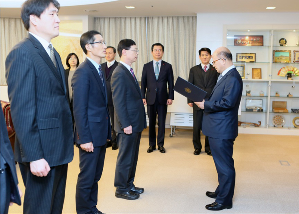 박한철 헌법재판소장은 27일 헌법재판소에서 2016년도 모범 국선대리인에게 표창장을 수여했다. 이경민 변호사에게 표창장을 수여하고 있는 모습.(사진=헌재)