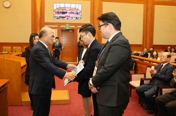 2016년 1월 22일, 제2회 모의헌법재판 경연대회에서 박한철 헌재소장이 원광대 로스쿨 팀에게 헌법재판소장상을 수여하고 있다.(사진=헌법재판소)