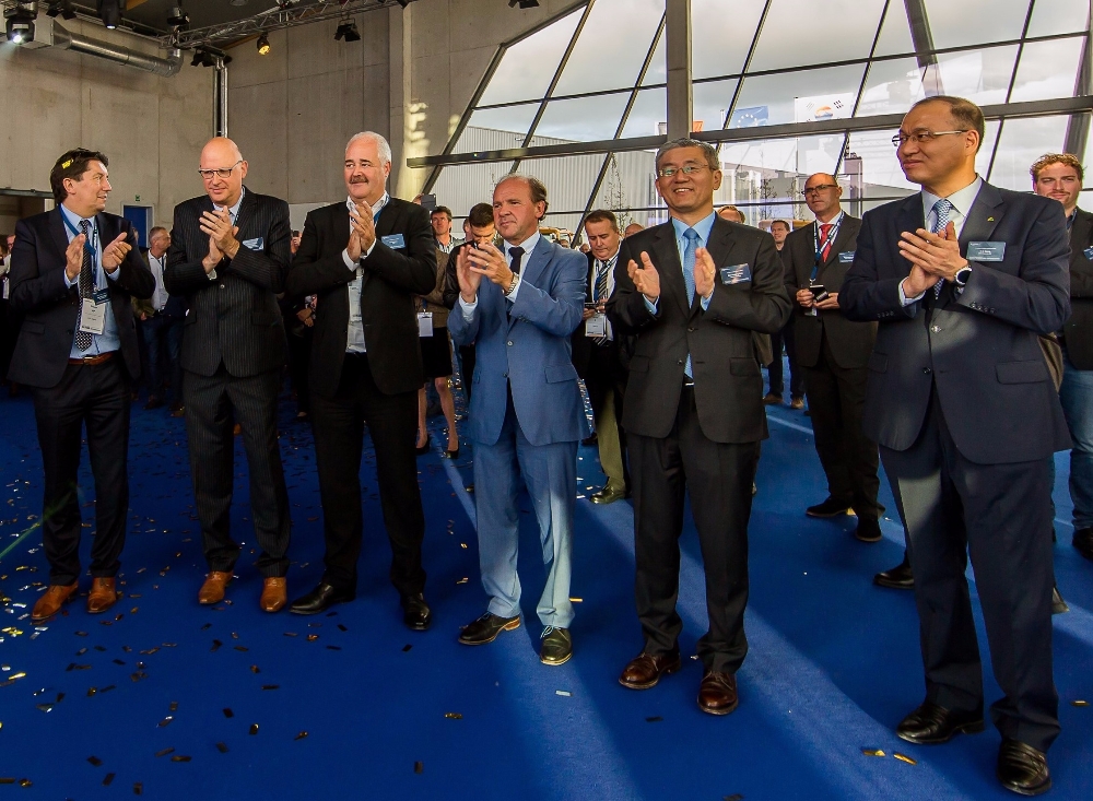 현대건설기계 유럽지역 통합 신사옥 준공식을 관계자들이 축하하고 있다.(사진=현대중공업)