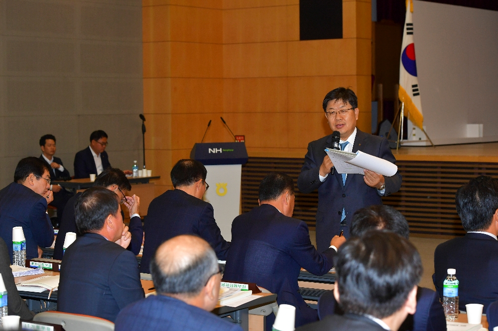 10월 25일 3분기 농협은행 경영성과분석회의에서 이경섭 은행장이 3분기 실적과 연말까지의 경영 목표 등에 대해 설명하고 있다.