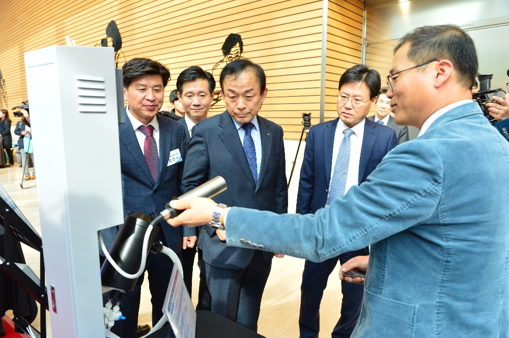소기업 기술 전시물 설명을 듣고 있는 K-water 이학수 사장.(사진=K-water)