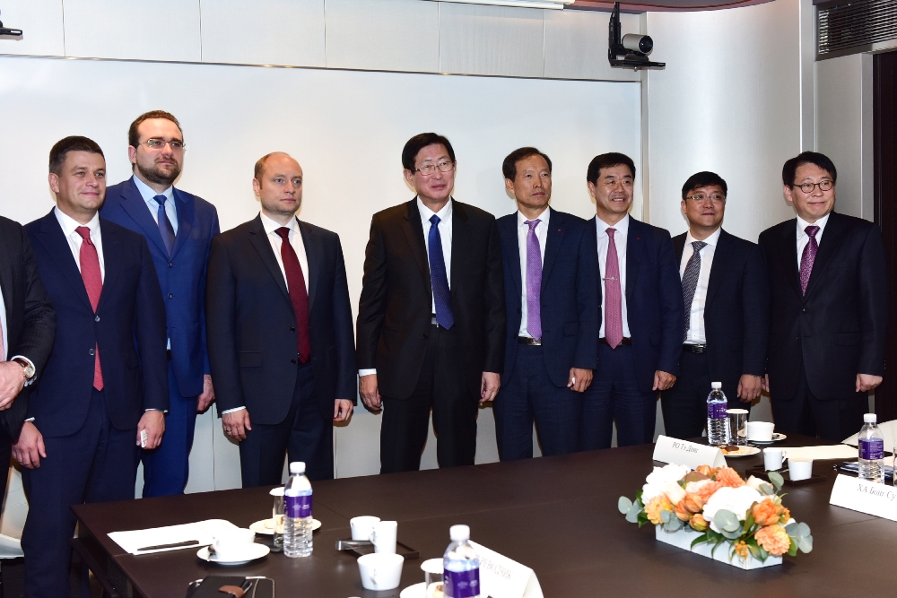 한러전력망연계사업관련 회의후 단체사진.(사진=한국전력)