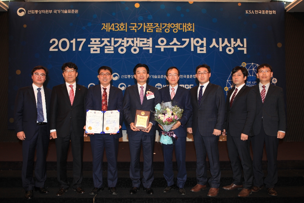 한전KPS 맹동열 발전사업본부장(사진 왼쪽에서 네번째)이 품질경쟁력우수기업 선정서를 수여받은 뒤 임직원들과 기념촬영을 하고 있다.(사진=한전KPS)